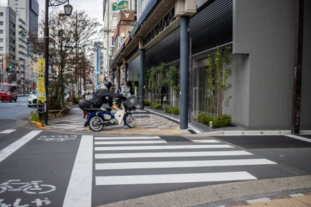 Téléchargez les photos : Tokyo, Japon, 31 Octobre 2023 : Motocycliste et piétons traversant la rue - en image libre de droit