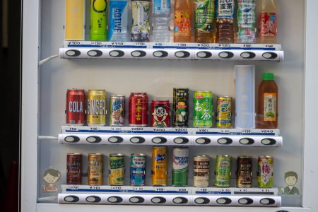 Téléchargez les photos : Tokyo, Japon, 1 Novembre 2023 : Variété de boissons disponibles dans un distributeur automatique - en image libre de droit