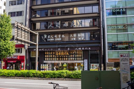 Téléchargez les photos : Tokyo, Japon, 1 Novembre 2023 : Extérieur d'un bâtiment de restaurant multi-étages à Tokyo - en image libre de droit