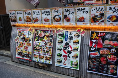 Téléchargez les photos : Tokyo, Japon, 1 Novembre 2023 : menus colorés de restaurants affichés dans la rue - en image libre de droit