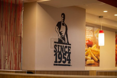 Téléchargez les photos : Tokyo, Japon, 1 Novembre 2023 : Fast Food Restaurant Interior with Iconic Mascot Graphic - en image libre de droit