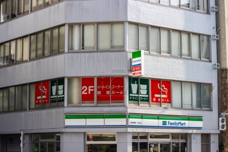 Foto de Tokio, Japón, 1 de noviembre de 2023: Edificio comercial con múltiples señalizaciones comerciales - Imagen libre de derechos