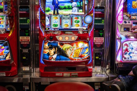 Foto de Tokio, Japón, 1 de noviembre de 2023: Máquinas de Pachinko Lit brillantes en el centro de juegos - Imagen libre de derechos