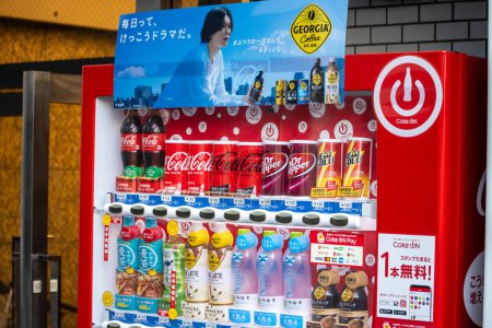 Téléchargez les photos : Tokyo, Japon, 1 Novembre 2023 : Distributeur automatique de boissons avec Coca-Cola et Georgia Coffee branding - en image libre de droit