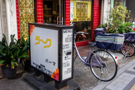 Téléchargez les photos : Tokyo, Japon, 1 Novembre 2023 : Vibrant Street Menu Ouvrir une session Devant un restaurant japonais local - en image libre de droit