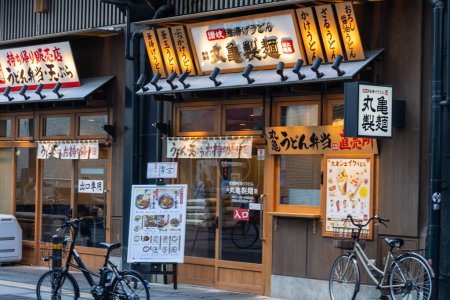 Téléchargez les photos : Tokyo, Japon, 1 Novembre 2023 : Restaurant Japonais Traditionnel Façade avec Lanternes - en image libre de droit