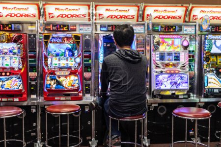Foto de Tokio, Japón, 1 de noviembre de 2023: Persona jugando Pachinko en una Arcada Japonesa - Imagen libre de derechos