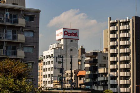 Foto de Tokio, Japón, 1 de noviembre de 2023: Edificio de oficinas Pentel en Tokio con cielo azul claro - Imagen libre de derechos