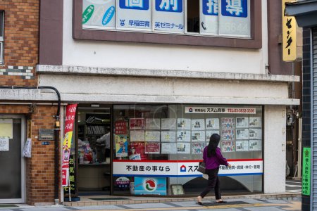 Foto de Tokio, Japón, 1 de noviembre de 2023: quiosco de prensa local en una calle de Tokio - Imagen libre de derechos