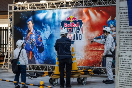 Téléchargez les photos : Tokyo, Japon, 1 Novembre 2023 : Les gens observent la publicité de Red Bull lors d'un événement public - en image libre de droit