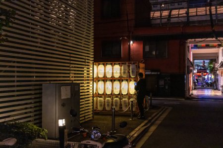 Téléchargez les photos : Tokyo, Japon, 1 novembre 2023 : Vue de nuit d'une ruelle de Tokyo avec des lanternes illuminées - en image libre de droit