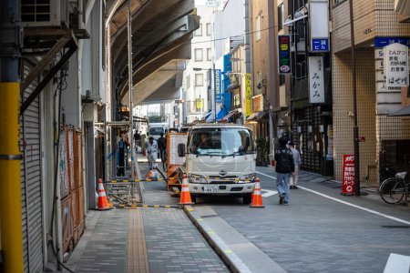 Téléchargez les photos : Tokyo, Japon, 1 Novembre 2023 : Utilitaire travaille sur une rue étroite - en image libre de droit