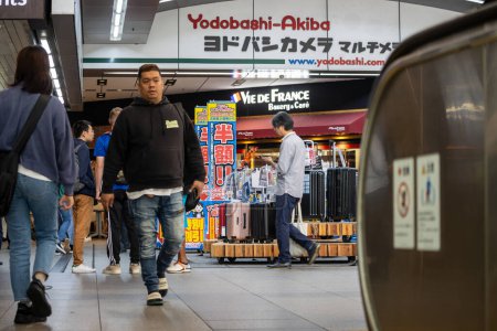 Foto de Tokio, Japón, 1 de noviembre de 2023: Shoppers Walking Past Yodobashi Camera Store - Imagen libre de derechos
