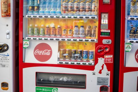 Téléchargez les photos : Tokyo, Japon, 1 Novembre 2023 : Distributeur automatique offrant une variété de boissons - en image libre de droit