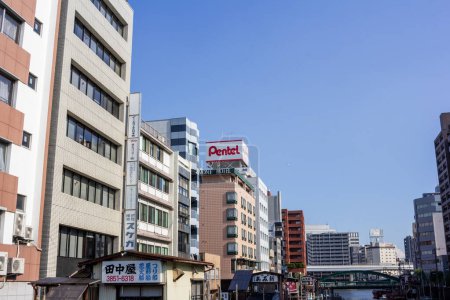 Foto de Tokio, Japón, 1 de noviembre de 2023: Paisaje urbano con el edificio Pentel en segundo plano - Imagen libre de derechos