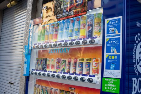 Téléchargez les photos : Tokyo, Japon, 1 Novembre 2023 : Distributeur Automatique Vendant Des Boissons Suntory Sur La Rue - en image libre de droit
