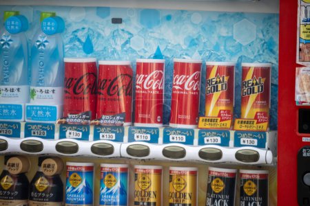 Téléchargez les photos : Tokyo, Japon, 1 Novembre 2023 : Distributeur automatique avec diverses boissons - en image libre de droit
