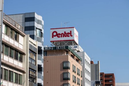 Foto de Tokio, Japón, 1 de noviembre de 2023: Señalización en la azotea de Pentel en un edificio en Tokio - Imagen libre de derechos