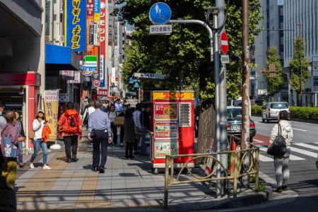 Foto de Tokio, Japón, 1 de noviembre de 2023: Ocupada acera en Tokio con peatones y carteleras coloridas - Imagen libre de derechos