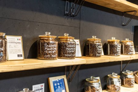 Téléchargez les photos : Tokyo, Japon, 1 Novembre 2023 : Variété de grains de café exposés dans des pots en verre dans un café spécialisé - en image libre de droit