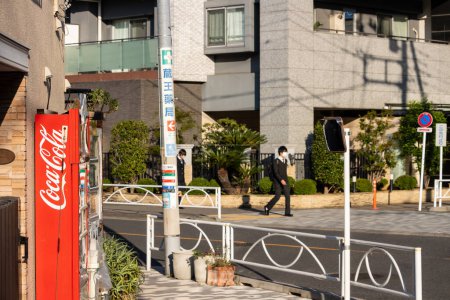 Téléchargez les photos : Tokyo, Japon, 1 Novembre 2023 : Distributeur automatique Coca-Cola vintage dans une rue de Tokyo - en image libre de droit
