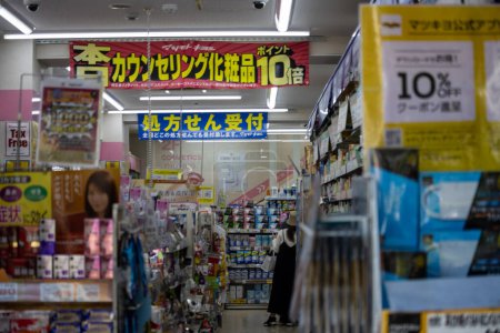 Téléchargez les photos : Tokyo, Japon, 1er novembre 2023 : Intérieur d'une pharmacie japonaise avec des étagères remplies de marchandises - en image libre de droit