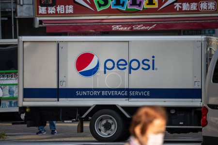 Foto de Tokio, Japón, 1 de noviembre de 2023: Camión de reparto Pepsi en las calles de Tokio - Imagen libre de derechos