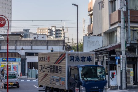 Téléchargez les photos : Tokyo, Japon, 1 Novembre 2023 : Camion de livraison dans la rue près d'un passage pour piétons - en image libre de droit