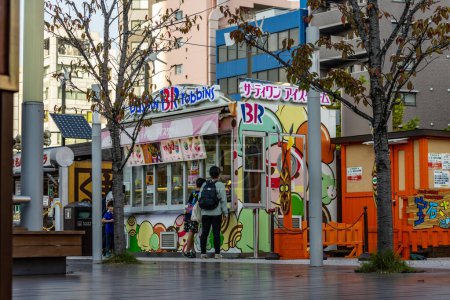 Foto de Tokio, Japón, 2 de noviembre de 2023: People Outside Baskin Robbins Ice Cream Shop in Urban Tokyo - Imagen libre de derechos