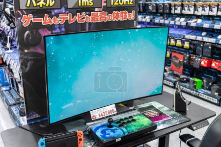 Foto de Tokio, Japón, 2 de noviembre de 2023: Exhibición de la tienda minorista de electrónica con consola de juegos y etiqueta de precio - Imagen libre de derechos