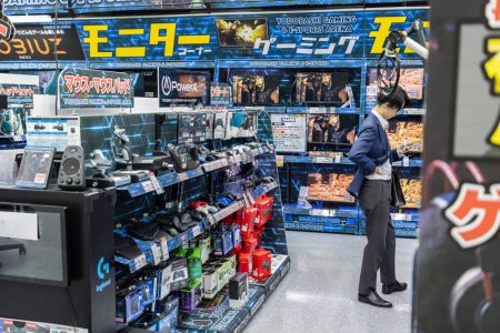 Foto de Tokio, Japón, 2 de noviembre de 2023: Cliente explorando electrónica en la tienda de Yodobashi Camera - Imagen libre de derechos