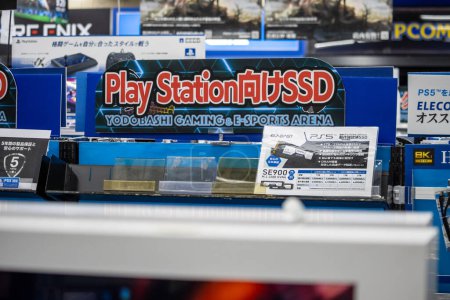 Foto de Tokio, Japón, 2 de noviembre de 2023: PlayStation 5 y anuncios de Yodobashi Camera en Akihabara - Imagen libre de derechos