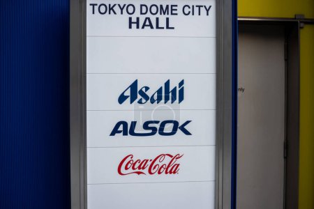Téléchargez les photos : Tokyo, Japon, 2 novembre 2023 : Signalisation publicitaire mettant en vedette Asahi, ALSOK et Coca-Cola Marques - en image libre de droit