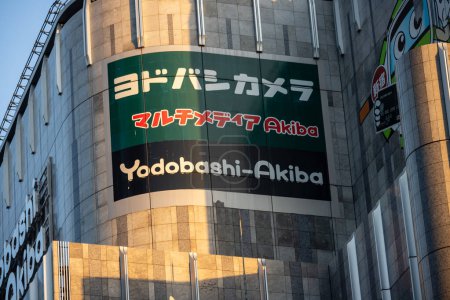Foto de Tokio, Japón, 2 de noviembre de 2023: Yodobashi Camera Storefront en Akihabara - Imagen libre de derechos
