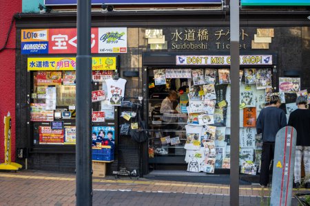 Foto de Tokio, Japón, 2 de noviembre de 2023: Lotería japonesa local y tienda de boletos llena de clientes - Imagen libre de derechos