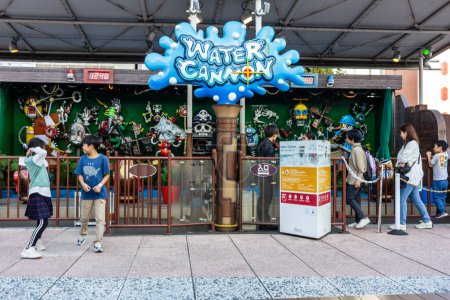 Foto de Tokio, Japón, 2 de noviembre de 2023: Visitantes disfrutando de la entrada al centro de juegos Water Circus - Imagen libre de derechos