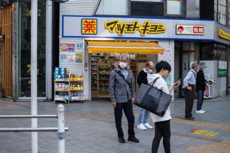 Téléchargez les photos : Tokyo, Japon, 2 novembre 2023 : Les locaux et les touristes faisant du shopping à la pharmacie Matsumoto Kiyoshi - en image libre de droit