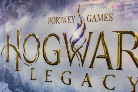 Foto de Tokio, Japón, 2 de noviembre de 2023: Poster promocional para Hogwarts Legacy Video Game - Imagen libre de derechos