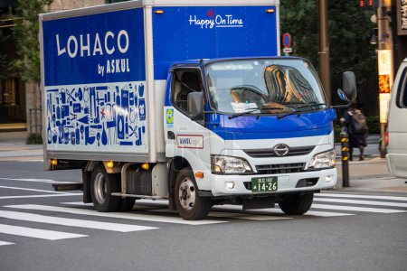 Foto de Tokio, Japón, 2 de noviembre de 2023: LOHACO camión de reparto navegando por la ciudad - Imagen libre de derechos