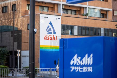 Téléchargez les photos : Tokyo, Japon, 2 Novembre 2023 : Asahi Cycle Base devanture avec grand panneau publicitaire - en image libre de droit