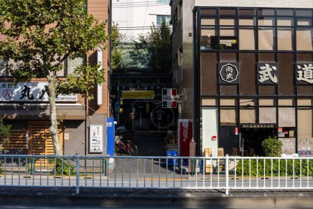 Téléchargez les photos : Tokyo, Japon, 2 novembre 2023 : Vue extérieure des entreprises japonaises à Tokyo avec des logos et des enseignes visibles - en image libre de droit