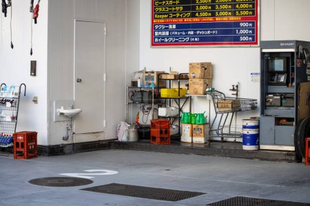 Foto de Tokio, Japón, 2 de noviembre de 2023: Vista interior de un garaje de mantenimiento de coches con varios equipos - Imagen libre de derechos