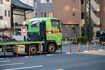 Téléchargez les photos : Tokyo, Japon, 2 novembre 2023 : Camion de livraison vert stationné dans la rue - en image libre de droit