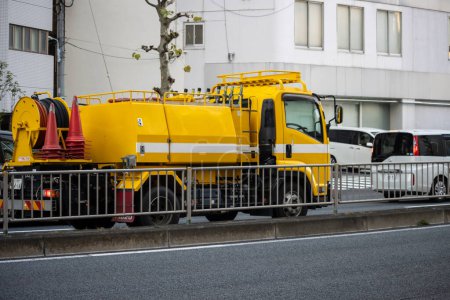 Téléchargez les photos : Tokyo, Japon, 2 novembre 2023 : Camion utilitaire jaune stationné dans la rue urbaine - en image libre de droit