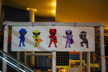 Foto de Tokio, Japón, 2 de noviembre de 2023: Exhibición de héroes Super Sentai en una pancarta del centro comercial - Imagen libre de derechos