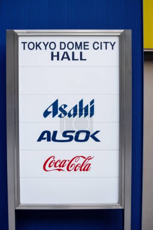 Téléchargez les photos : Tokyo, Japon, 2 novembre 2023 : Signalisation de l'Hôtel de Ville du Dôme de Tokyo avec Logos de la Marque Corporate - en image libre de droit