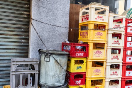 Téléchargez les photos : Tokyo, Japon, 2 novembre 2023 : Des caisses de boissons empilées par un magasin local - en image libre de droit