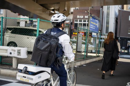 Téléchargez les photos : Tokyo, Japon, 2 novembre 2023 : Un policier patrouille à vélo dans la région - en image libre de droit