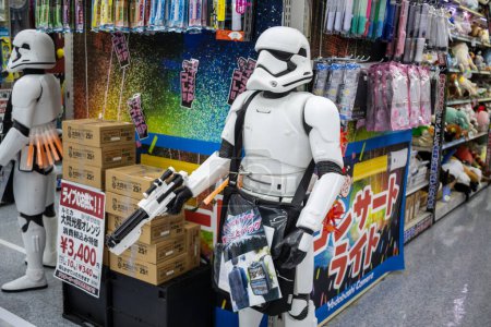 Foto de Tokio, Japón, 2 de noviembre de 2023: Maniquí Stormtrooper en exhibición en un mercado callejero de Tokio - Imagen libre de derechos