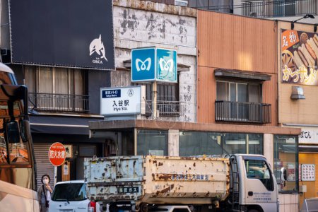 Téléchargez les photos : Tokyo, Japon, 2 novembre 2023 : Scène de rue urbaine avec des publicités diverses et un camion qui passe - en image libre de droit